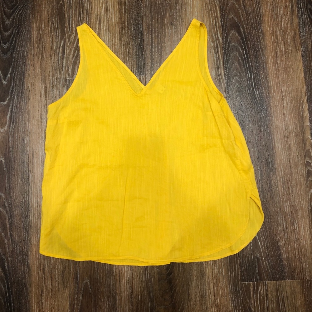 💛 V-neck tank with scalloped edge